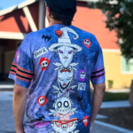 Exprésate con estilo oscuro y elegante, mostrando tu amor por la animación, el cine fantástico y la moda alternativa. ¡Atrévete a ser diferente con esta camiseta única!