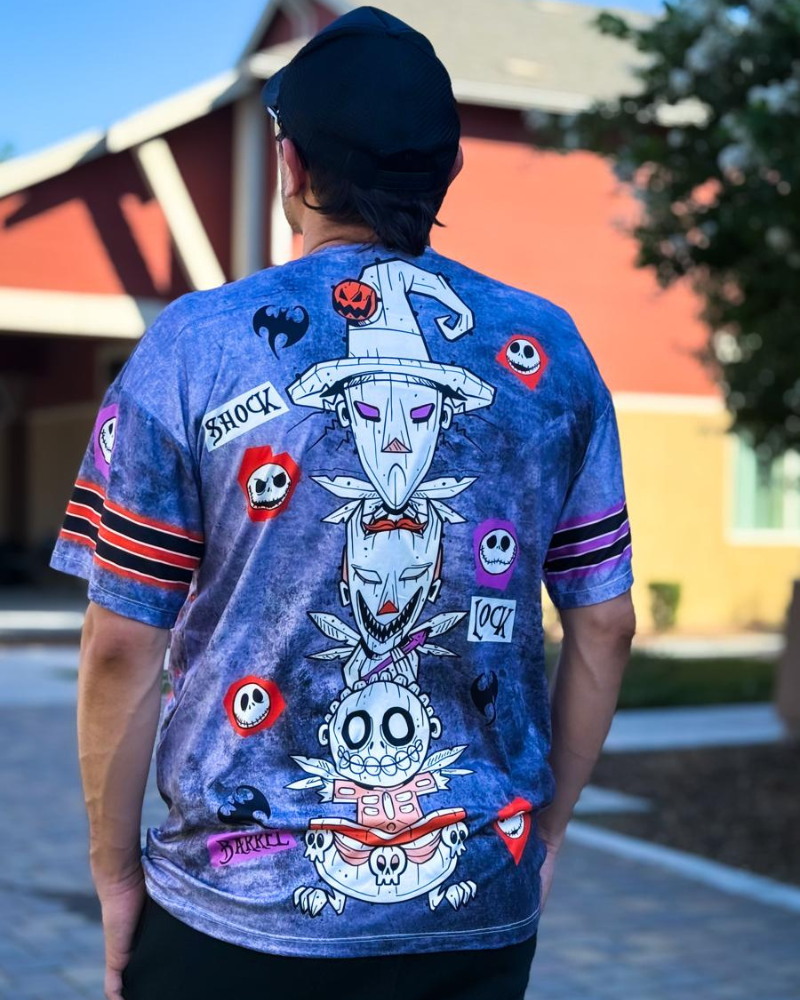 Exprésate con estilo oscuro y elegante, mostrando tu amor por la animación, el cine fantástico y la moda alternativa. ¡Atrévete a ser diferente con esta camiseta única!